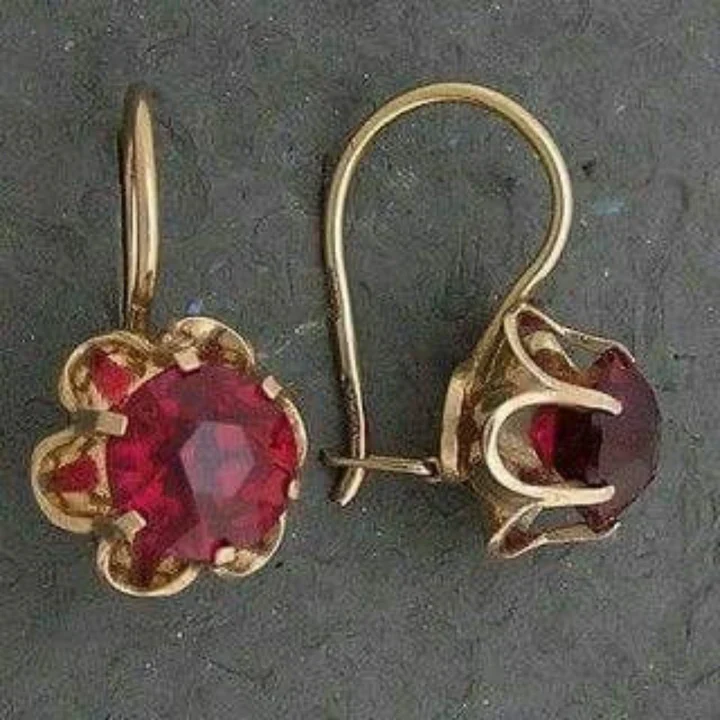 Abgerundete Gold-Ohrringe aus rotem Glas