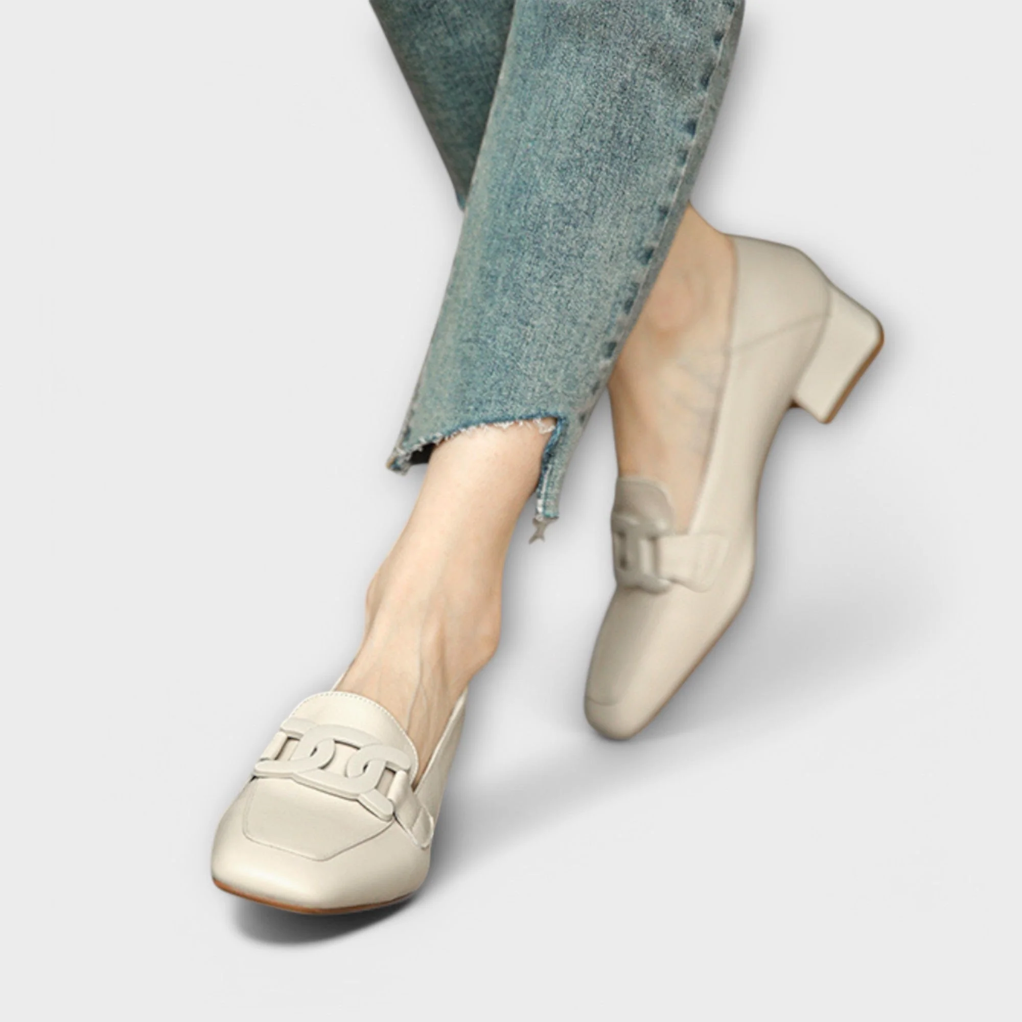 Almira – Elegante Loafers mit Statement-Kette