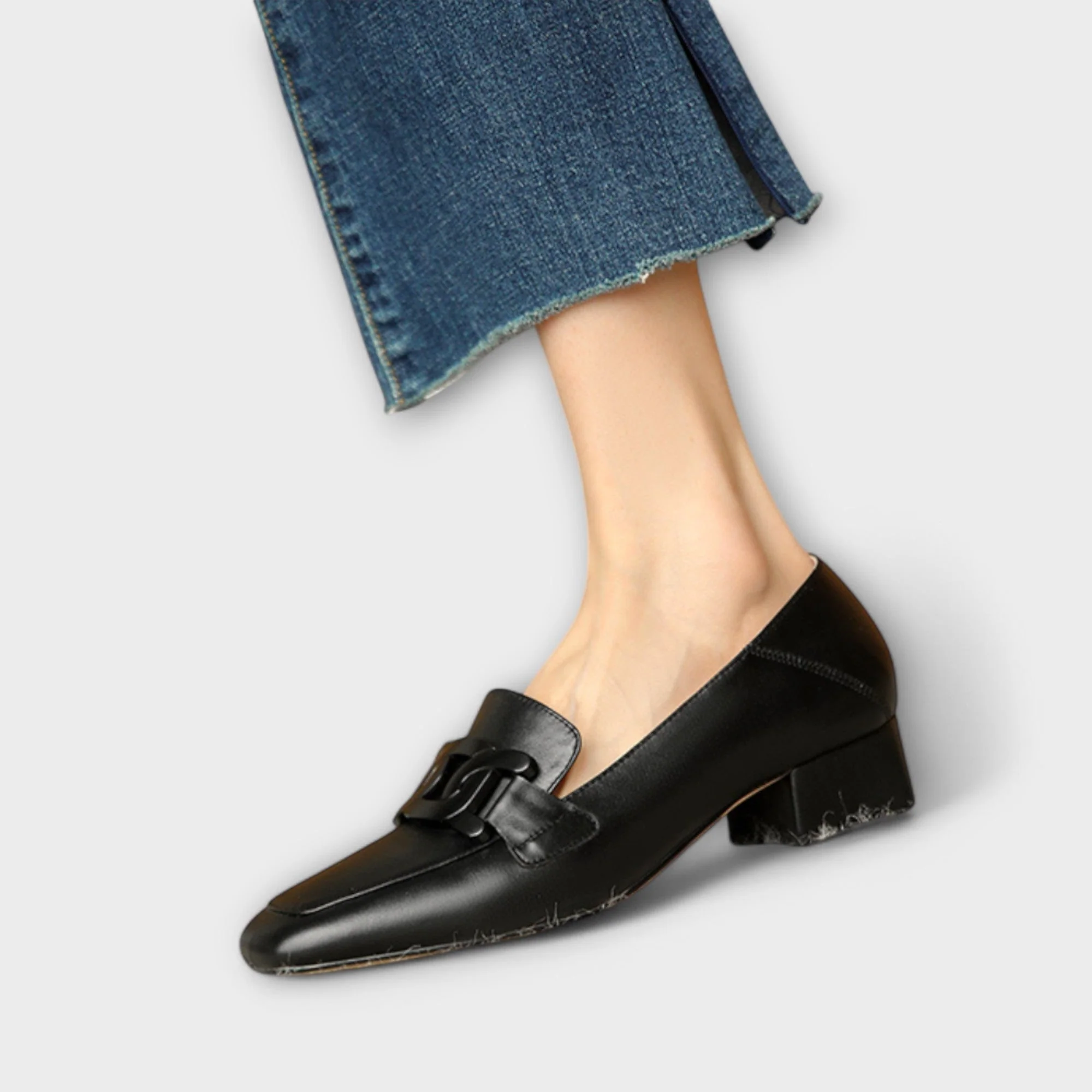 Almira – Elegante Loafers mit Statement-Kette - Image 13
