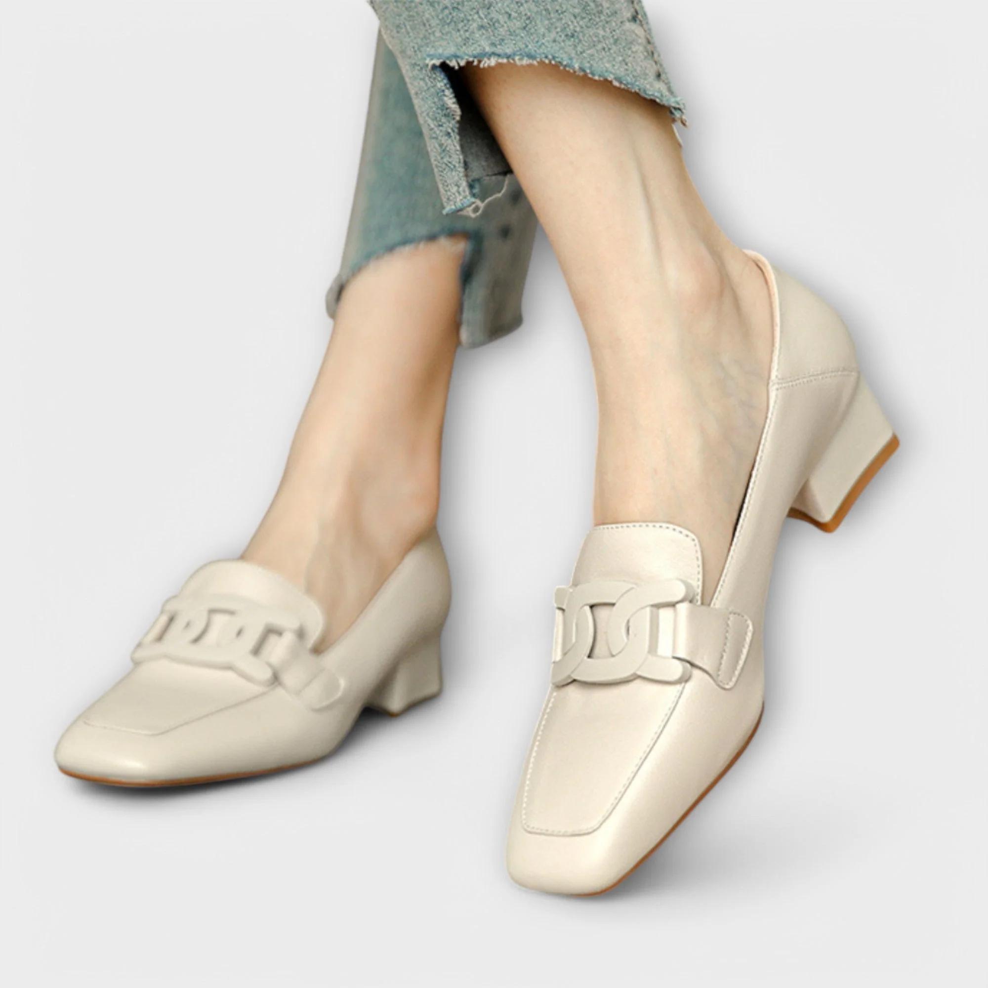 Almira – Elegante Loafers mit Statement-Kette - Image 3