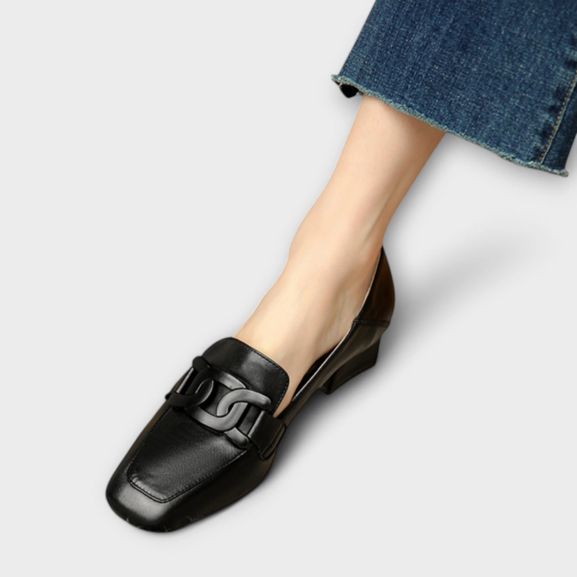 Almira – Elegante Loafers mit Statement-Kette - Image 7