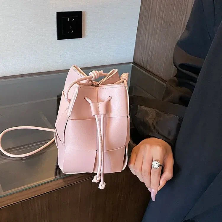 Anikadel Crossbody Beuteltasche - Image 14