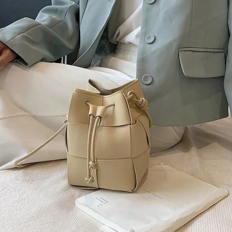 Anikadel Crossbody Beuteltasche - Image 16