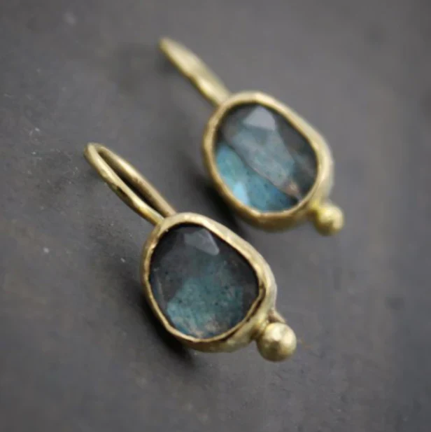 Blaue goldene Ohrringe mit Steinintarsien