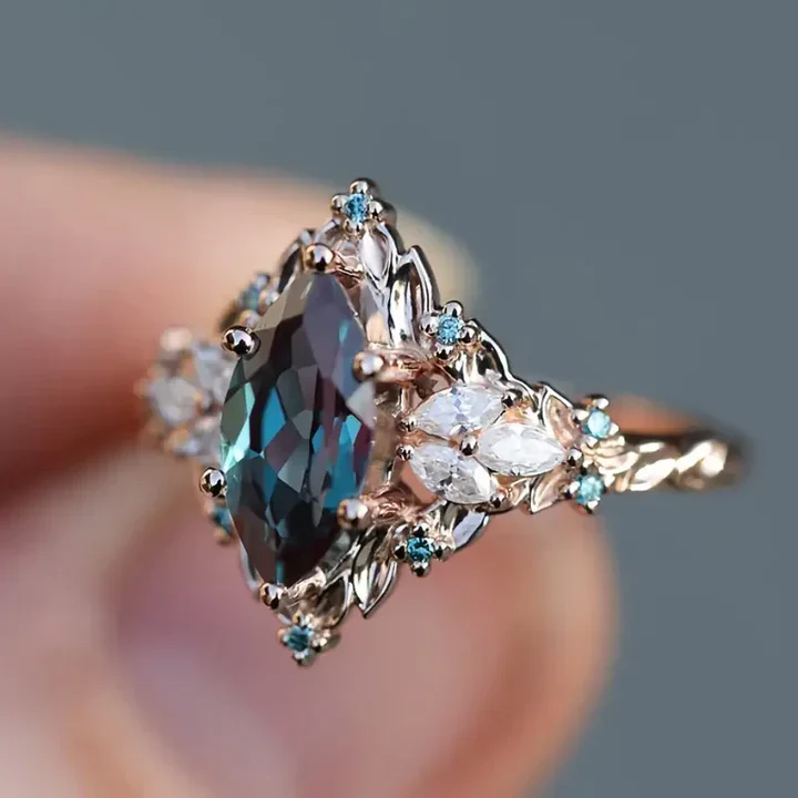 Blauer kristalliner exotischer Ring