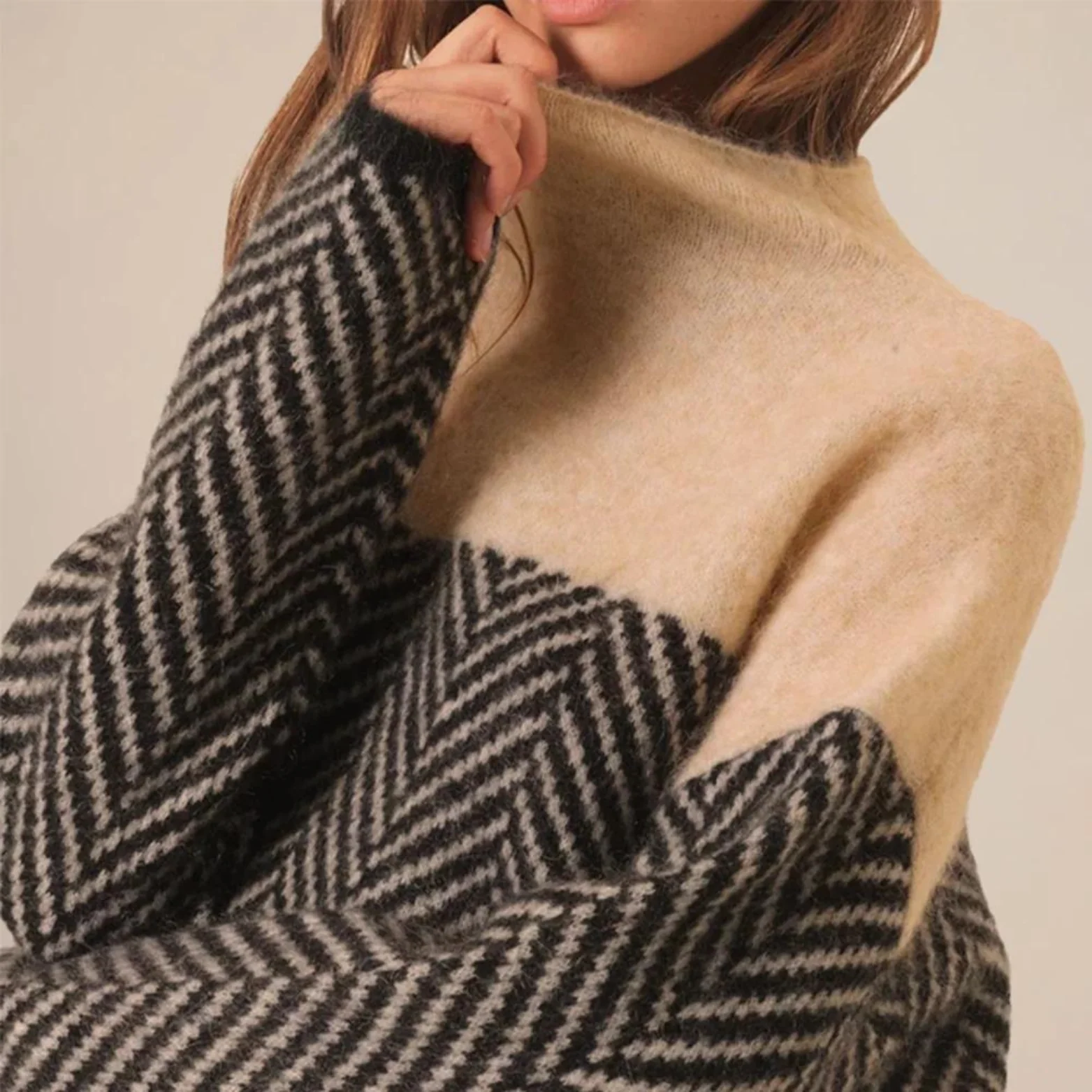 Chevron Luxe | Stylischer Rollkragenpullover Damen - Image 2