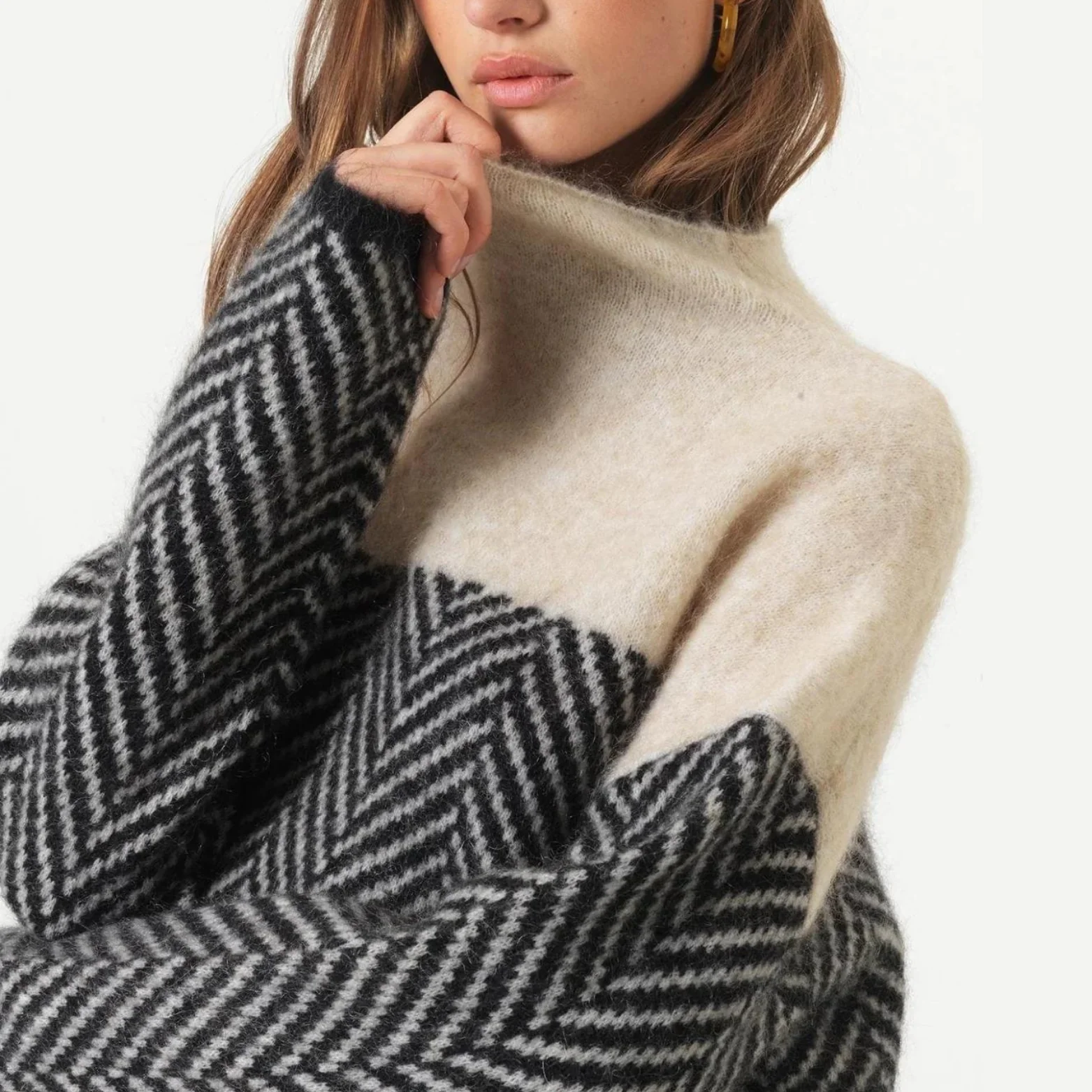 Chevron Luxe | Stylischer Rollkragenpullover Damen - Image 3