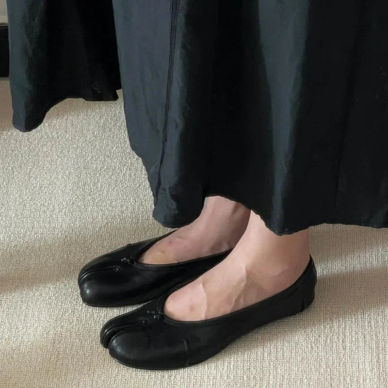 Claudia | Flache Dirndl Schuhe mit Geteilter Spitze
