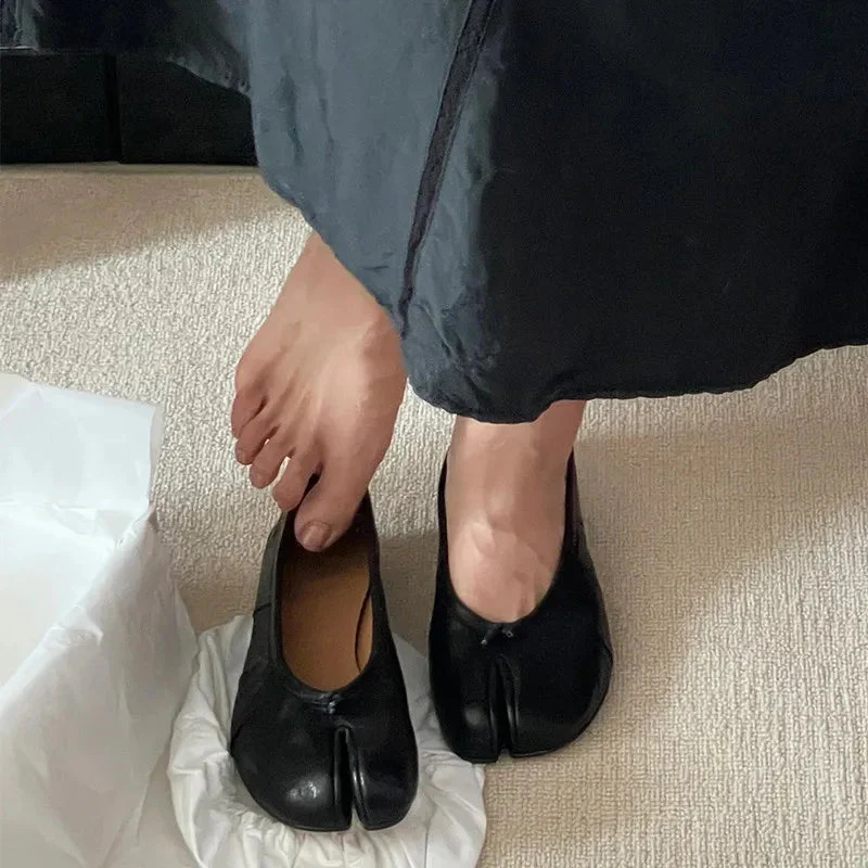 Claudia | Flache Dirndl Schuhe mit Geteilter Spitze - Image 2