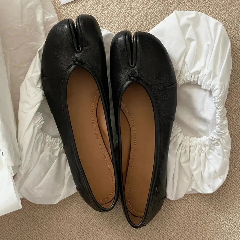 Claudia | Flache Dirndl Schuhe mit Geteilter Spitze - Image 4