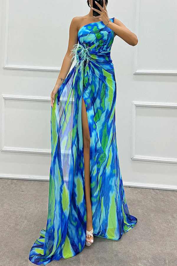 Claudia - Schulterfreies Maxikleid mit Aquarellprint, Federrosen & Schlitz