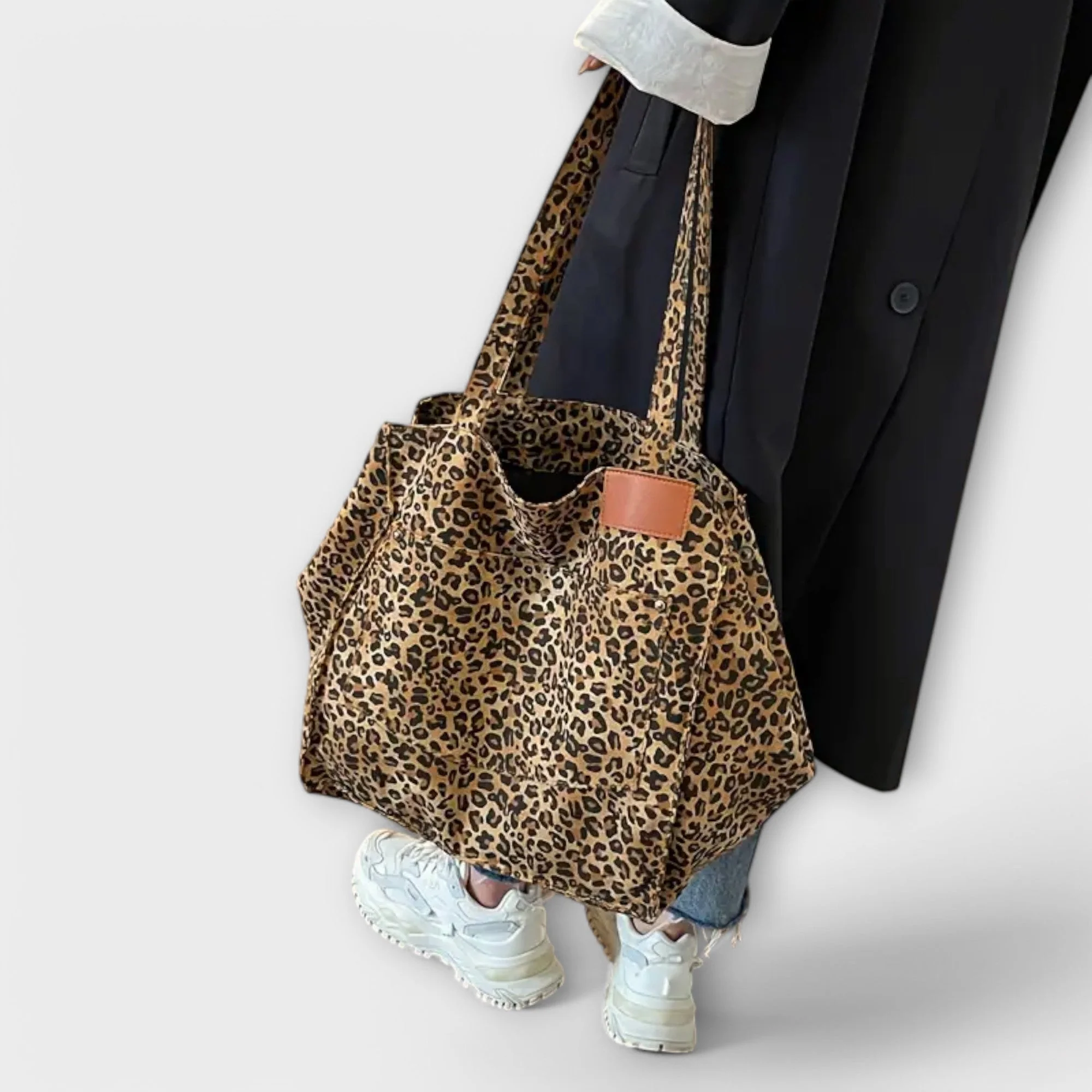 Corbinian - Elegante Schultertasche aus Canvas mit Leopardenmuster - Image 4