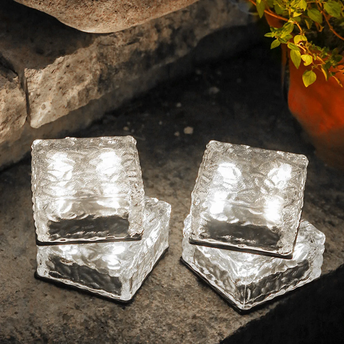 CubeGlow – Wetterfeste solarbetriebene Eiswürfel-Lampe für stilvolle Garten- und Terrassenatmosphäre - Image 3