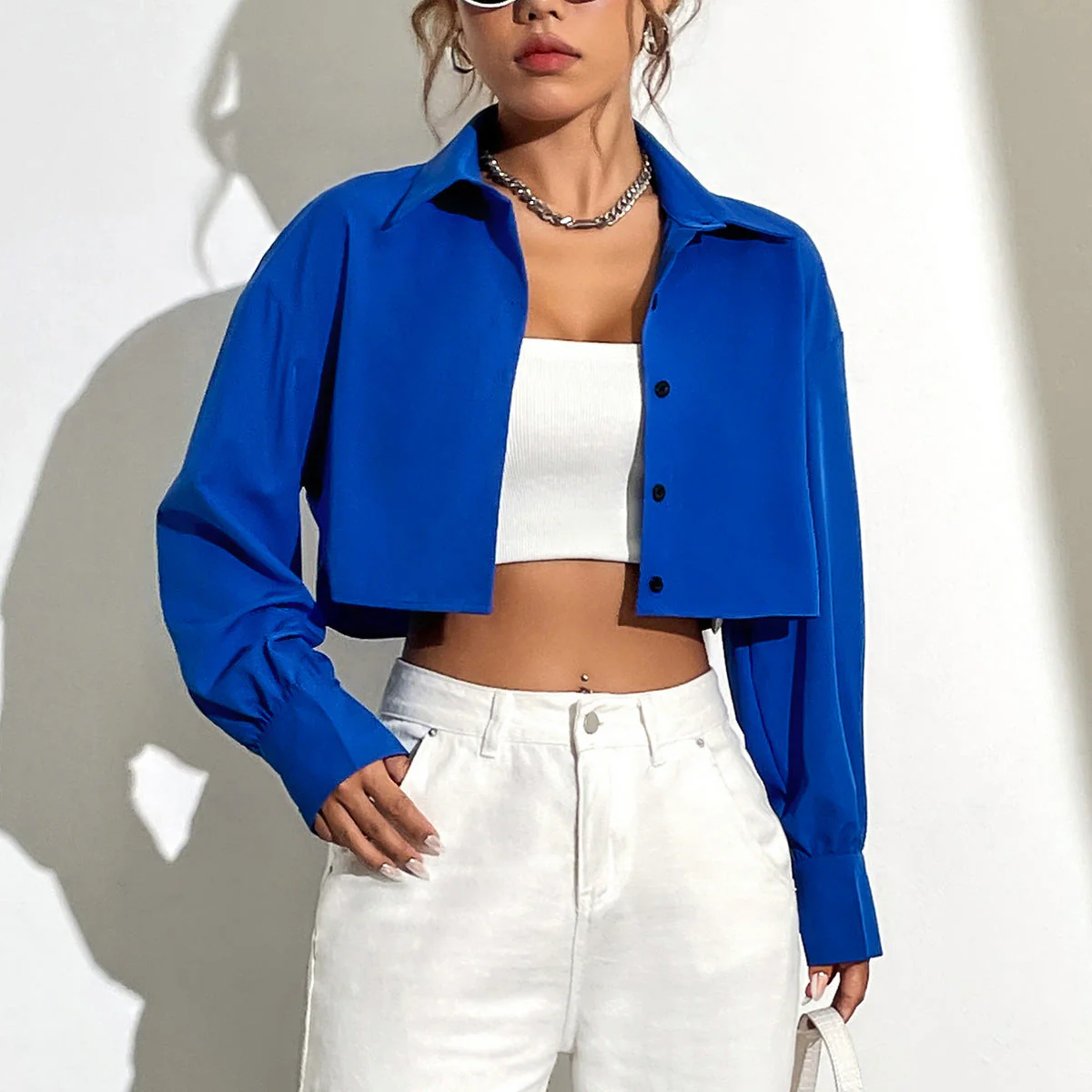 Damen cropped Hemdjacke mit modernen Knopfdetails und eleganten Puffärmeln