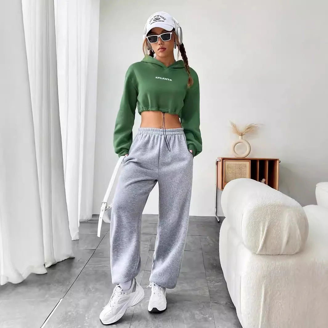 Damen cropped Hoodie mit gesticktem Schriftzug und Kordelzug - Image 3