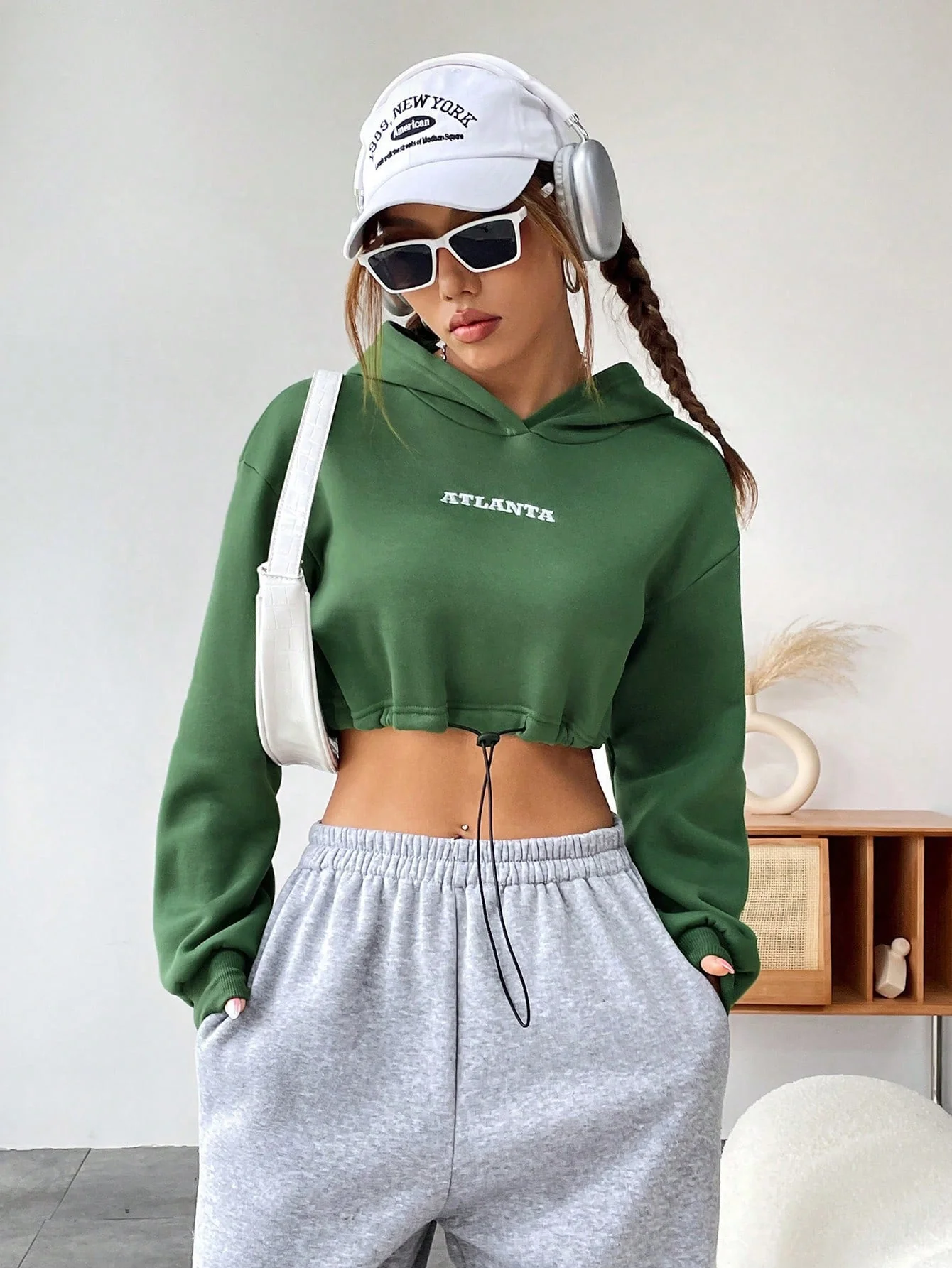 Damen cropped Hoodie mit gesticktem Schriftzug und Kordelzug - Image 5