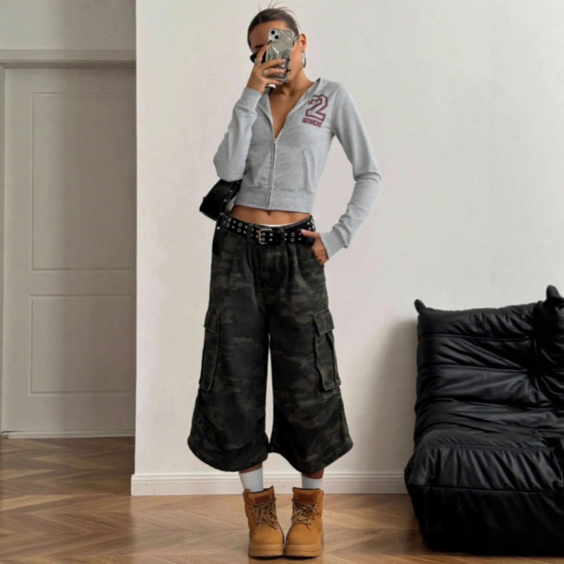 Damen cropped Kapuzenjacke mit durchgehendem Reißverschluss und stylischem Logo - Image 2