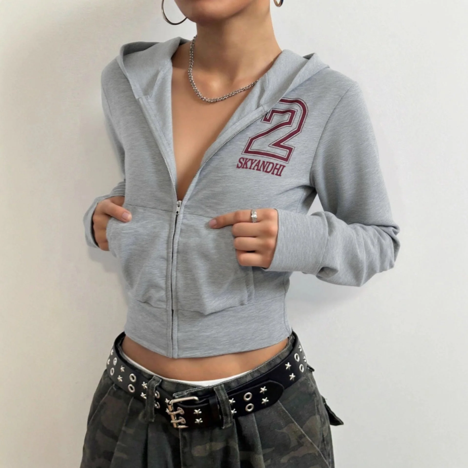 Damen cropped Kapuzenjacke mit durchgehendem Reißverschluss und stylischem Logo - Image 3