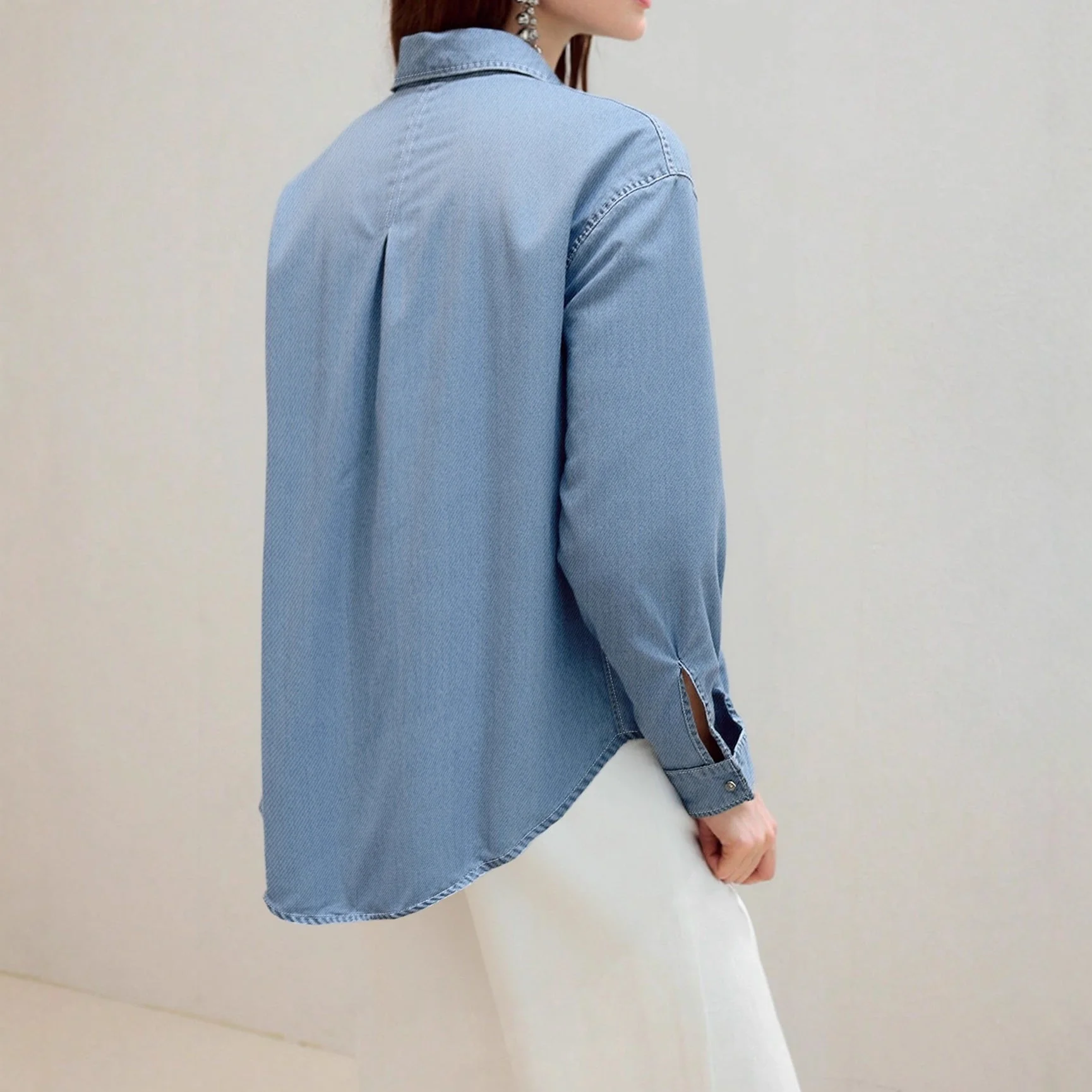 Damen Denim Hemd mit modernen Brusttaschen und elegante Knopfleiste