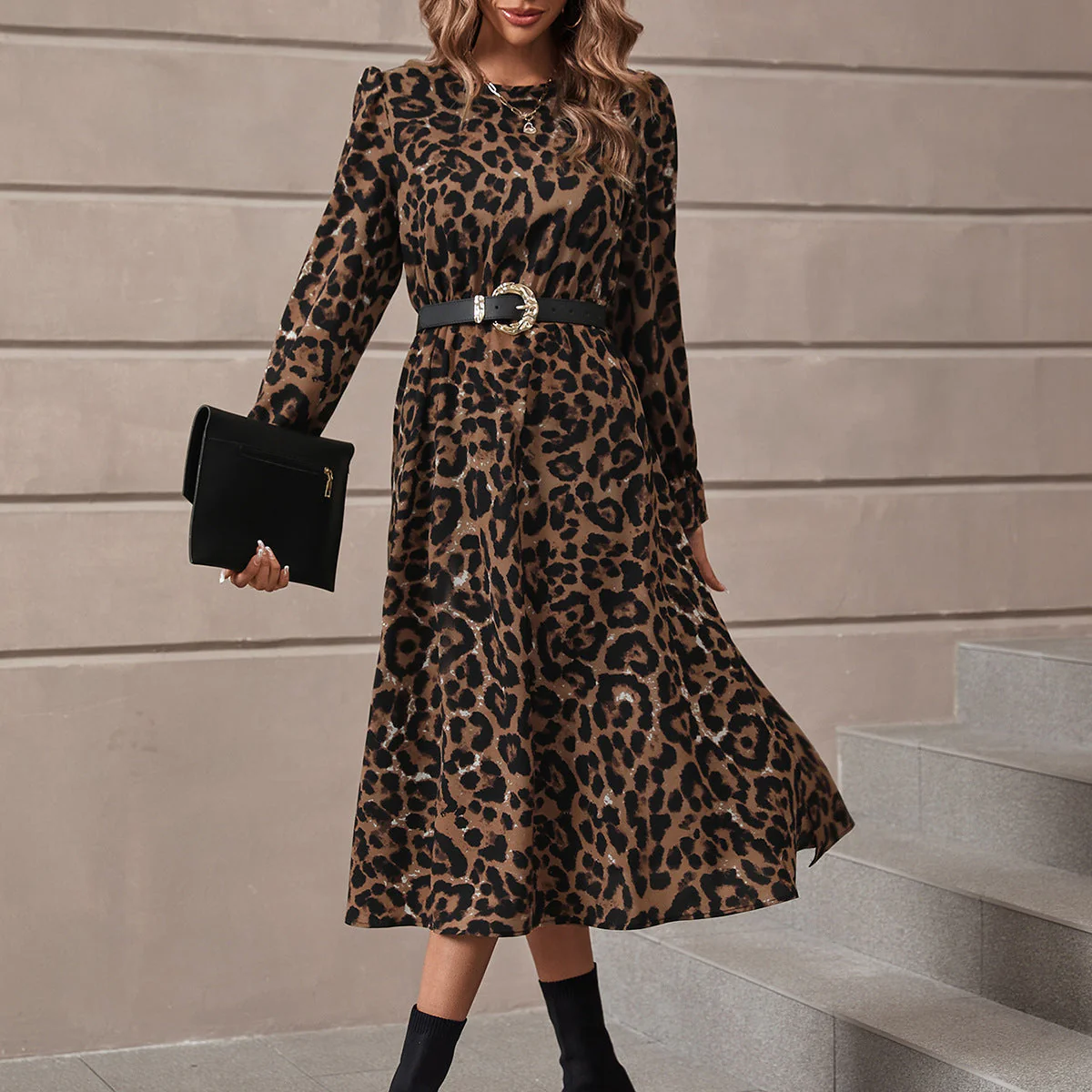 Damen elegantes Maxikleid mit modernem Leopardenmuster und nostalgischen Puffärmeln - Image 5