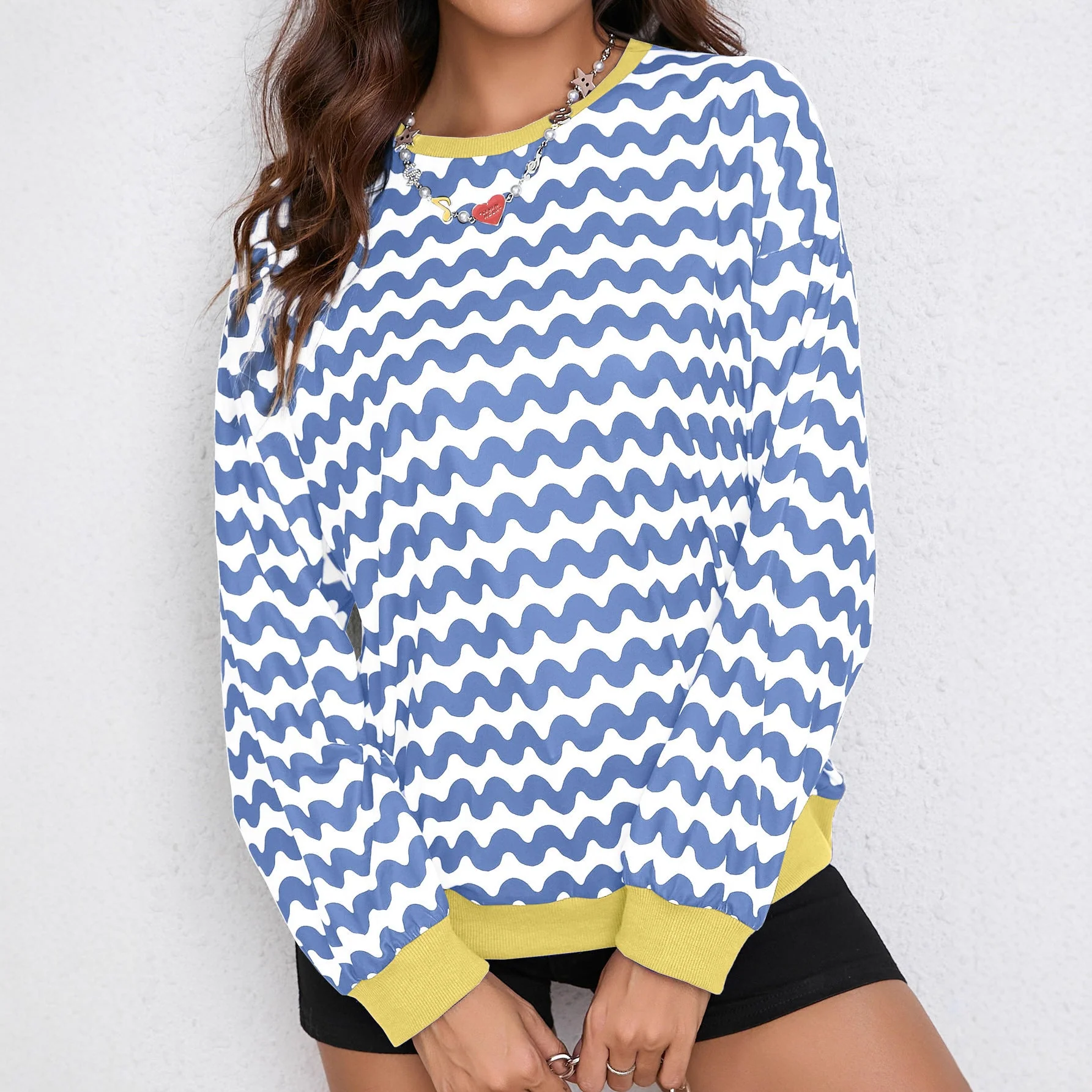 Damen farbenfrohes Sweatshirt mit Wellenmuster und sportlichem Schnitt