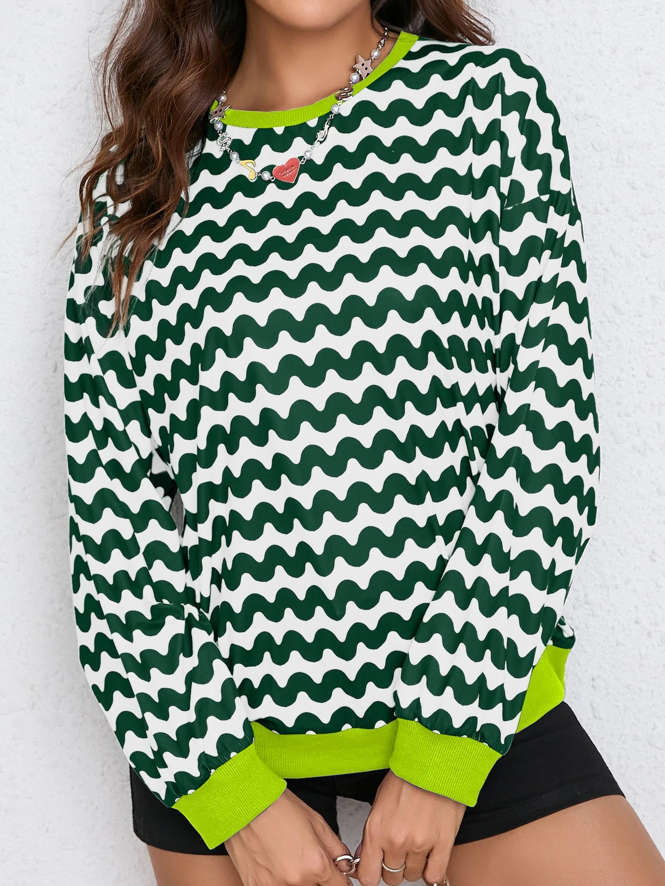 Damen farbenfrohes Sweatshirt mit Wellenmuster und sportlichem Schnitt - Image 9