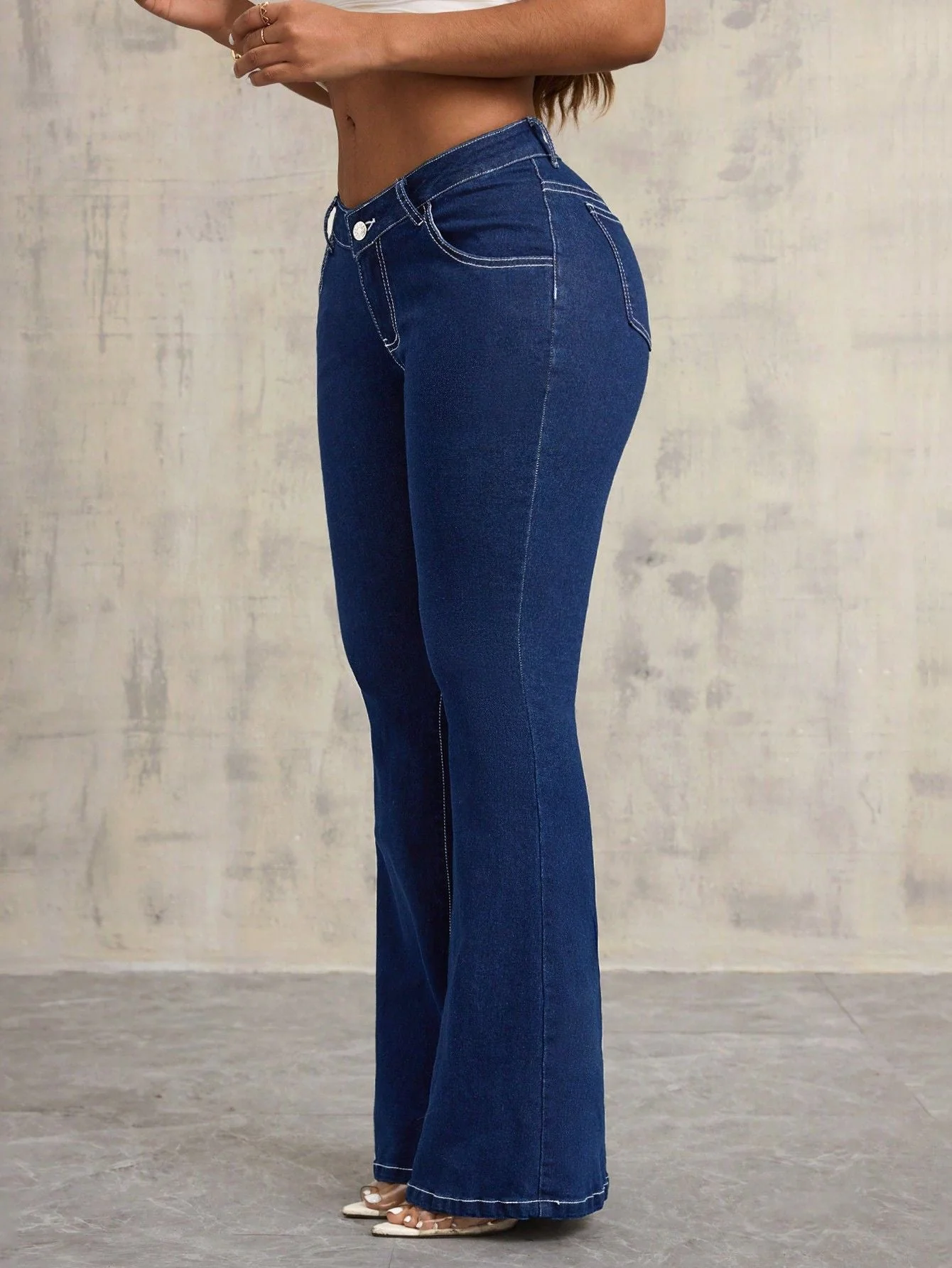 Damen Flared High-Waist Jeans - Image 5