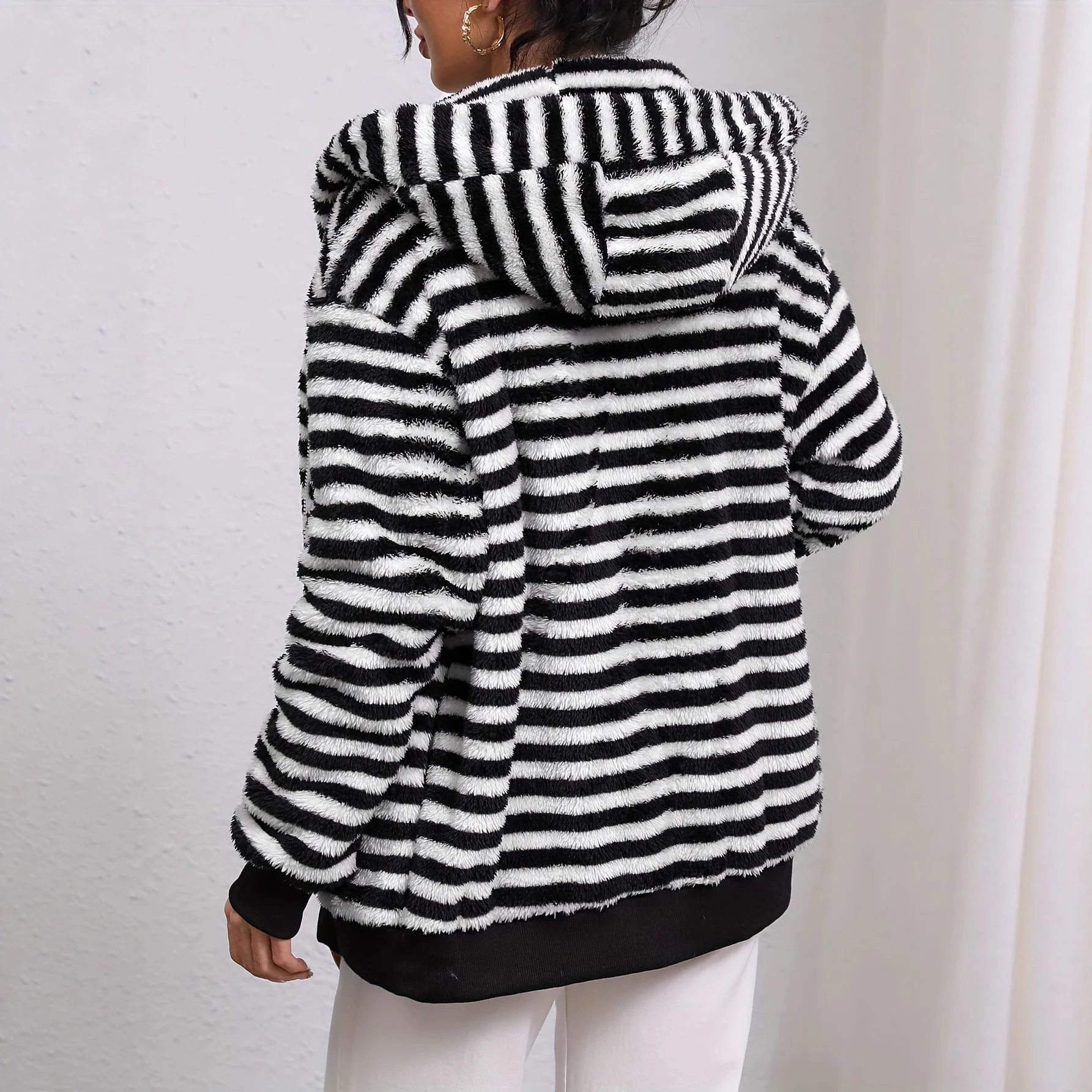 Damen Flauschige Strickjacke mit kontrastierenden Streifen