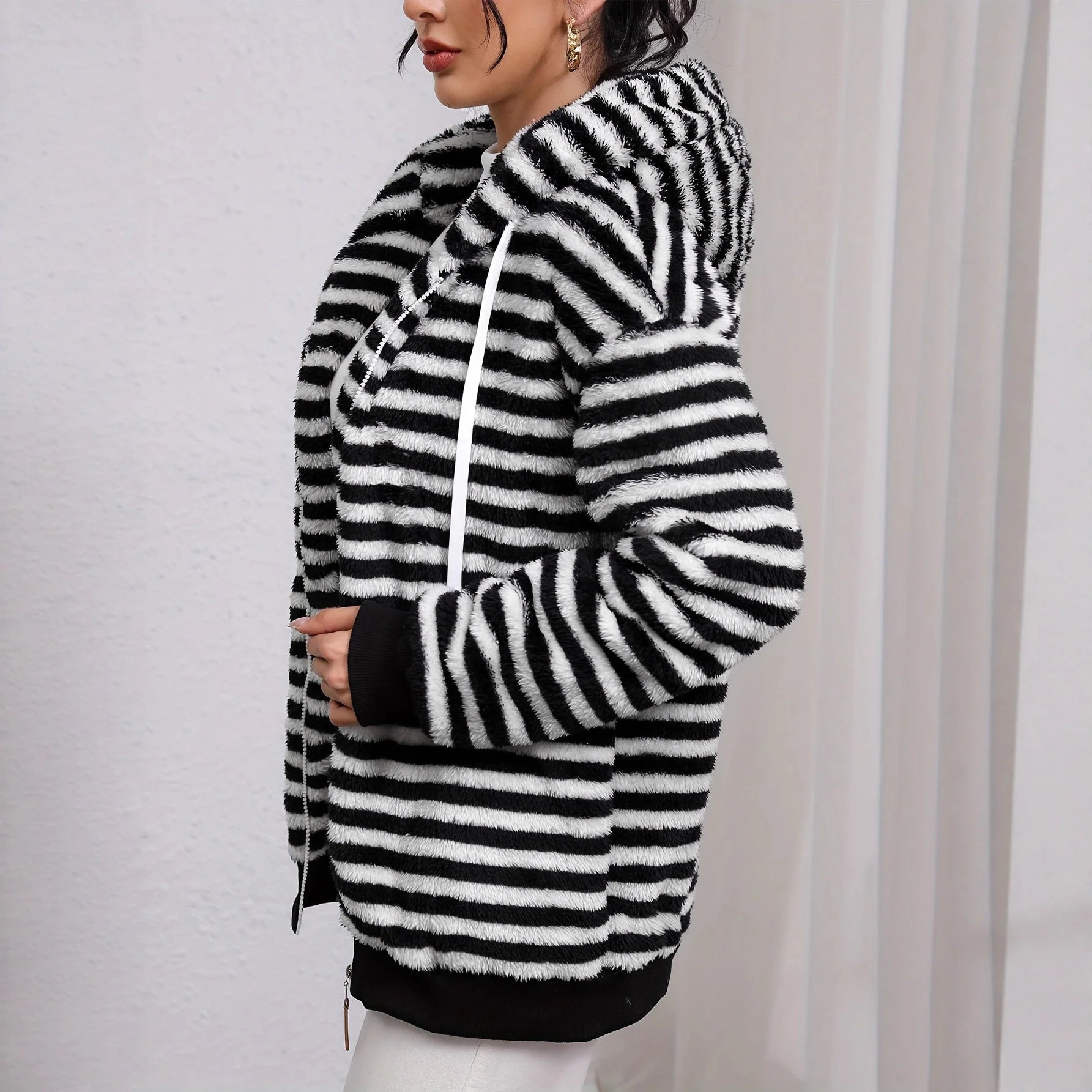 Damen Flauschige Strickjacke mit kontrastierenden Streifen - Image 2