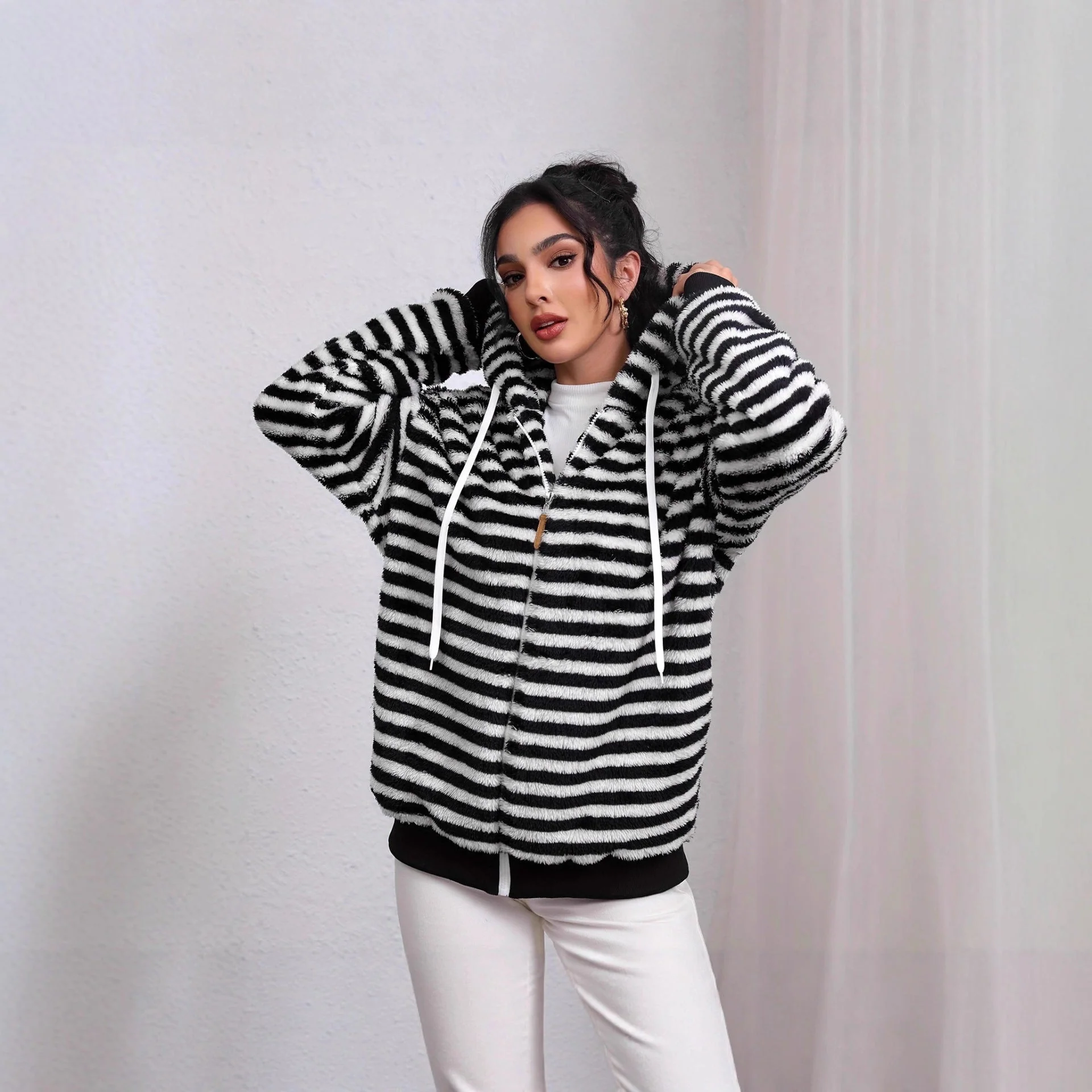 Damen Flauschige Strickjacke mit kontrastierenden Streifen - Image 3