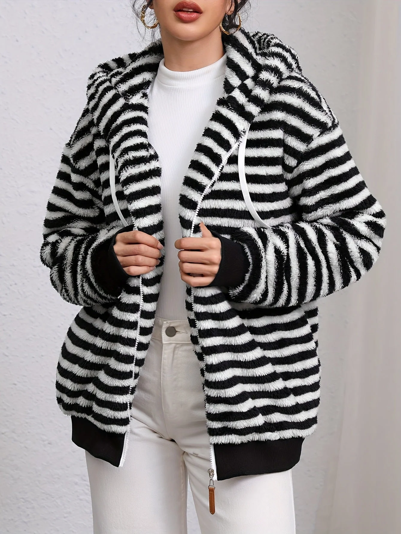 Damen Flauschige Strickjacke mit kontrastierenden Streifen - Image 5