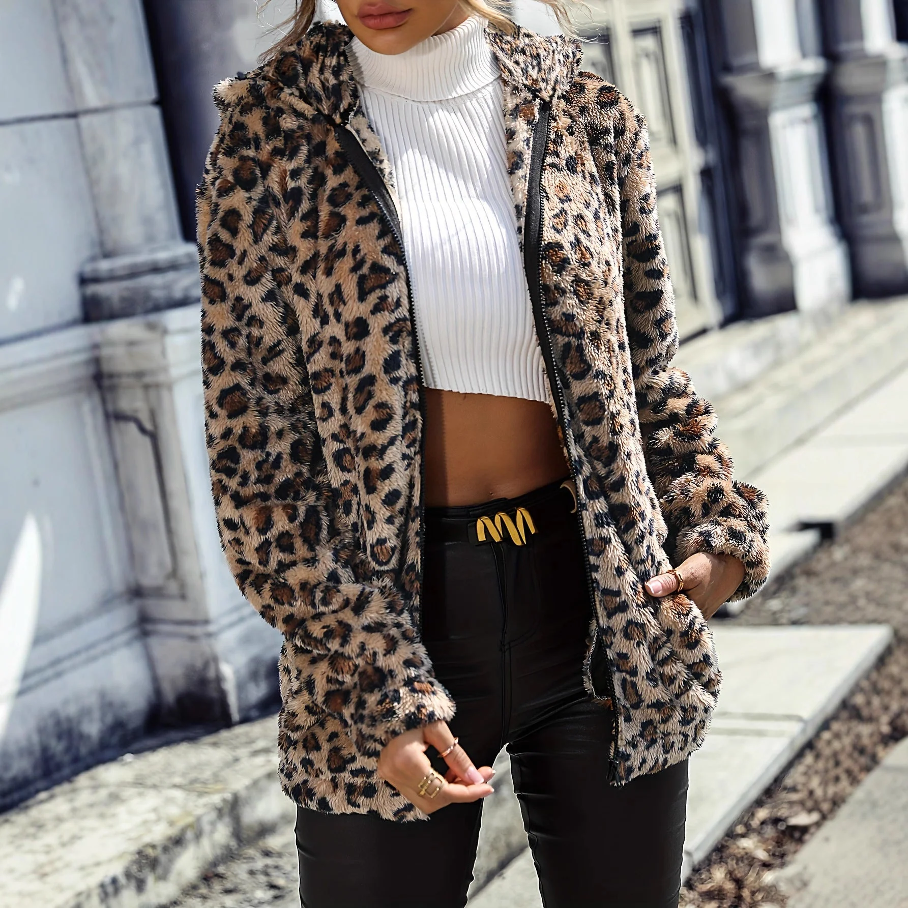 Damen Fleecejacke mit Leopardenmuster und praktischem Reißverschluss - Image 2