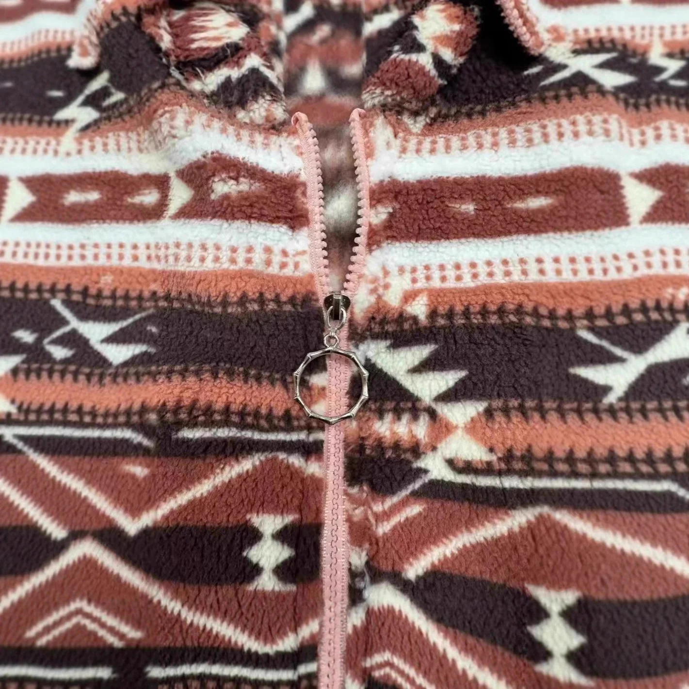 Damen Fleecejacke mit modischem Ethnomuster und praktischem Reißverschluss - Image 2