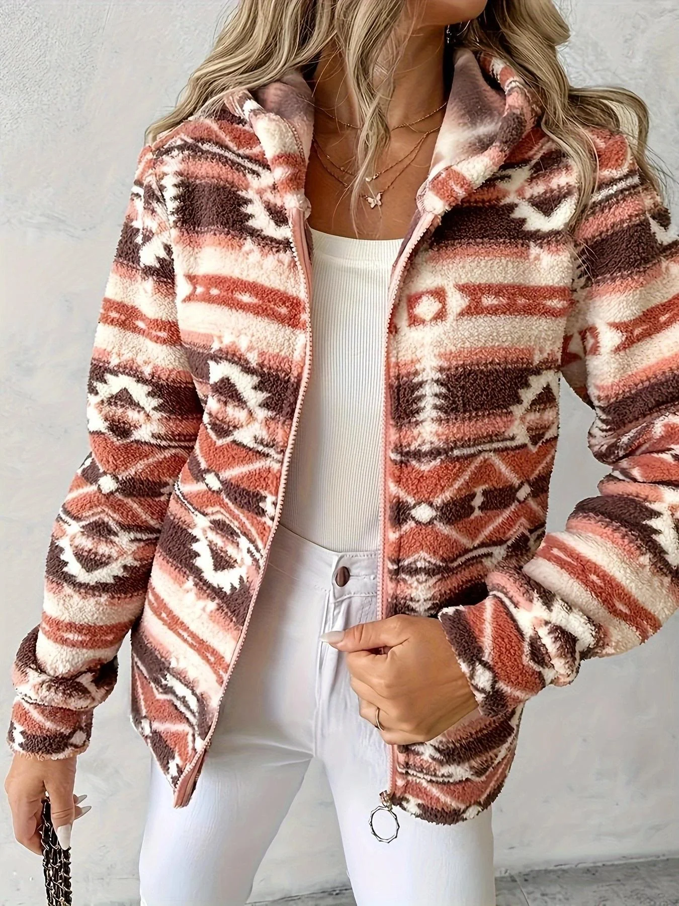 Damen Fleecejacke mit modischem Ethnomuster und praktischem Reißverschluss - Image 5