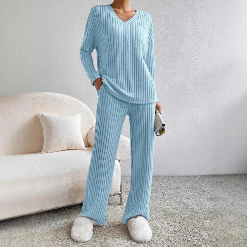Damen gemütlicher Strickanzug im modernen Rippdesign