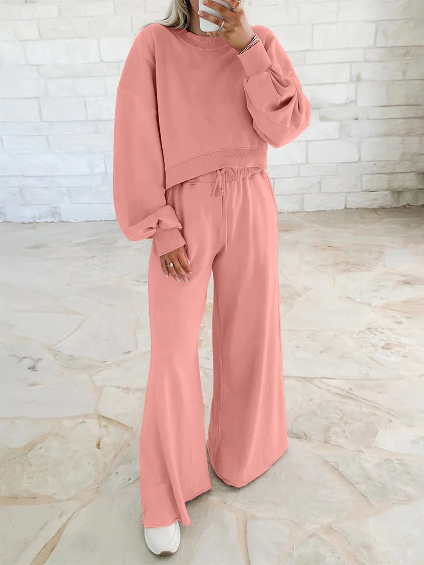 Damen gemütliches Sport-Set mit lässigem cropped Sweatshirt und weitem Hosen Schnitt - Image 6