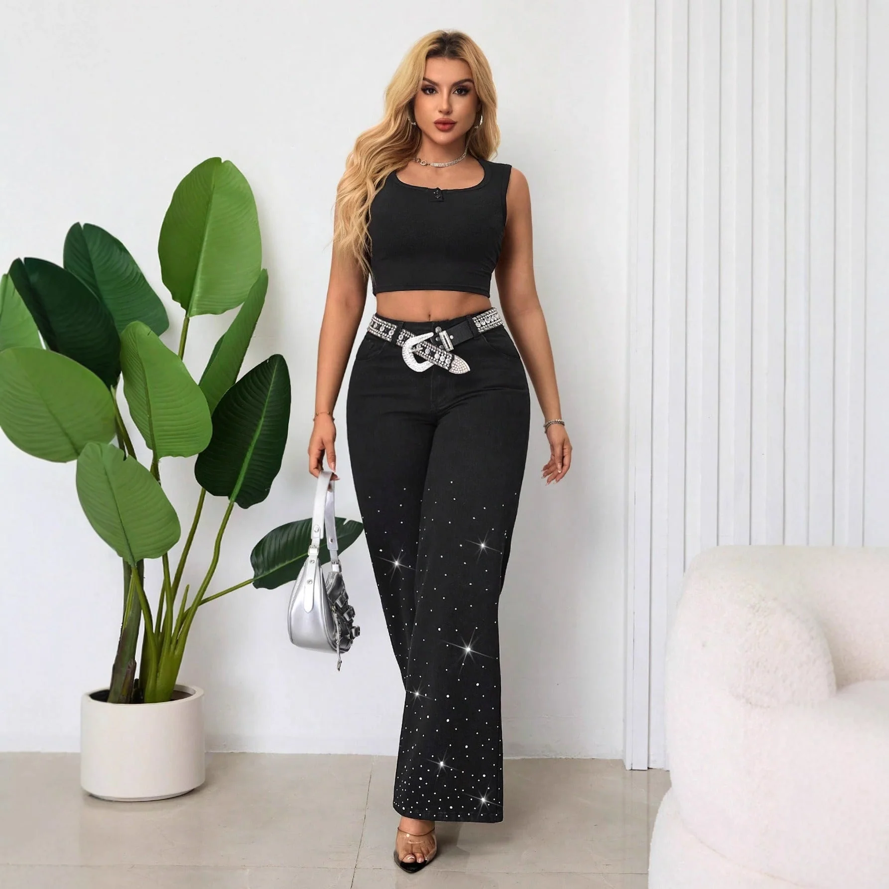 Damen High-Waist Jeans mit funkelndem Strassbesatz und weitem Schnitt - Image 4
