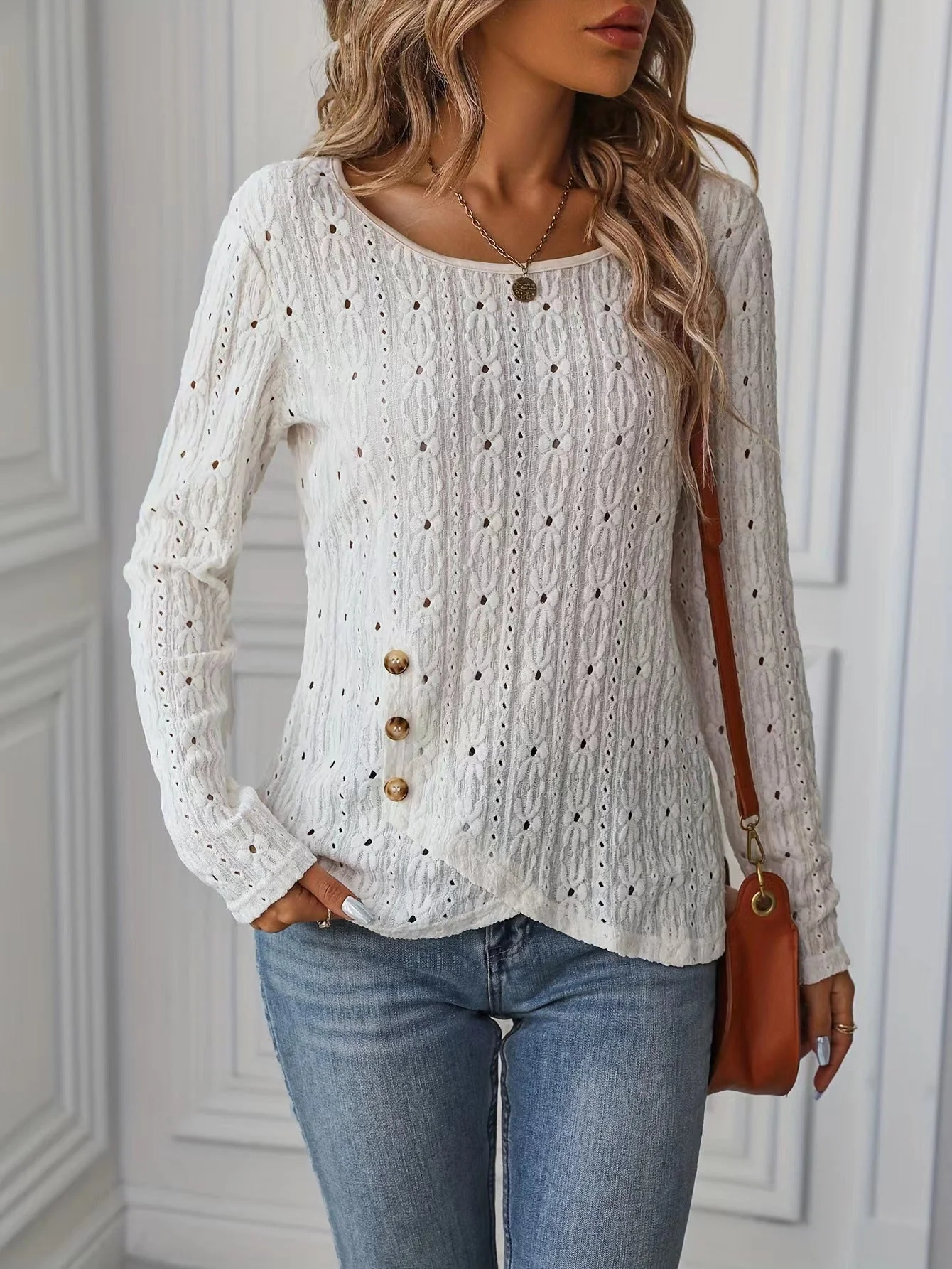 Damen Langarmshirt mit dekorativen Knöpfen und Struktur - Image 5