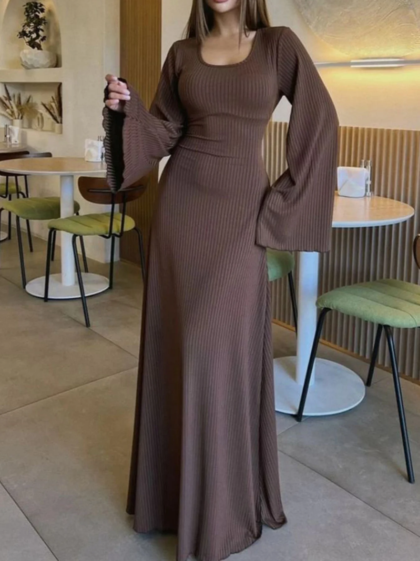 Damen Maxikleid mit weit ausgestellten Ärmeln und eleganten Details - Image 5