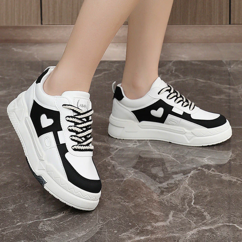 Damen modische Sneaker mit herzförmiger Applikation und robustem Sohlendesign - Image 2