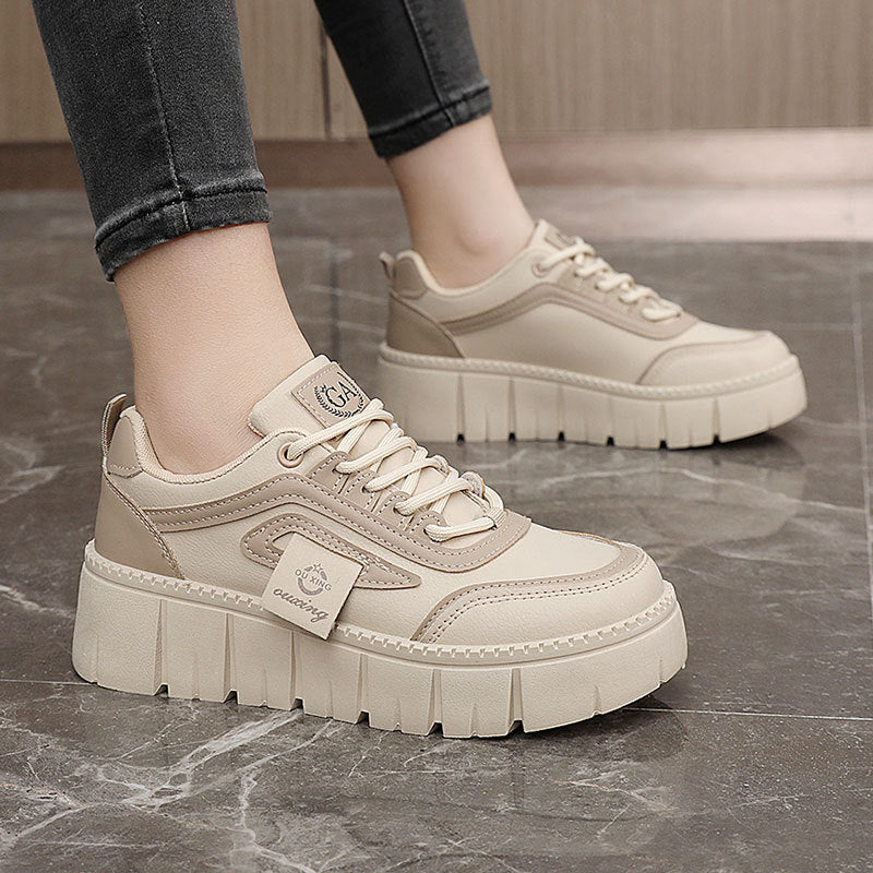 Damen Plateau Sneakers mit geschäumter Laufsohle und modernem Design - Image 2