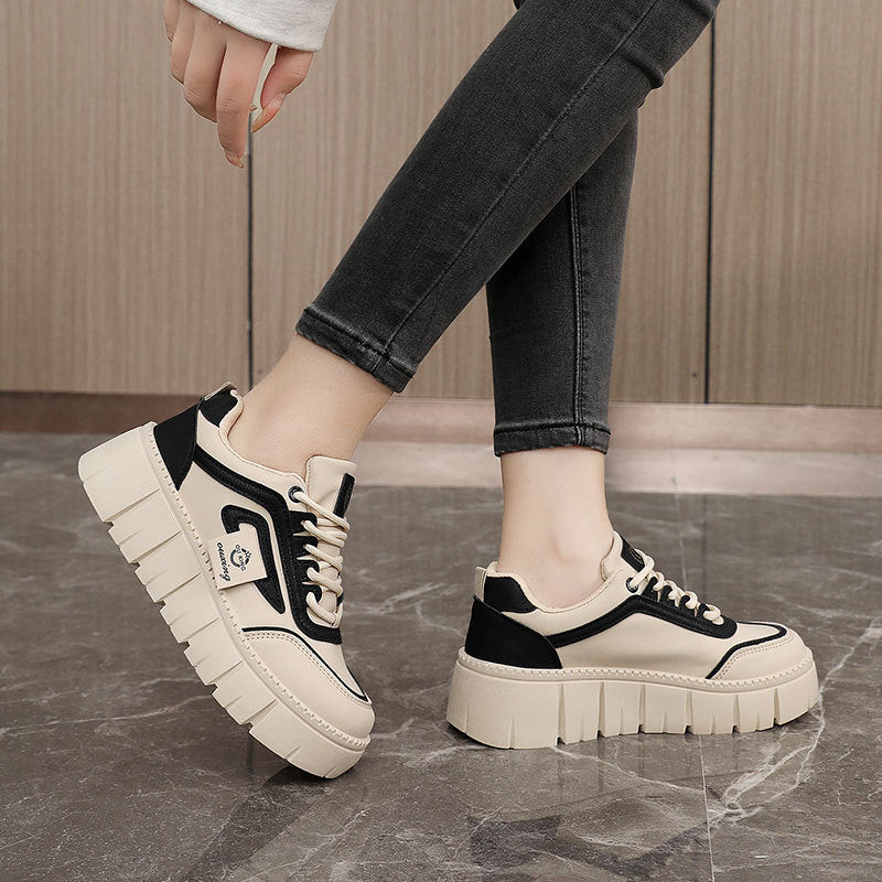 Damen Plateau Sneakers mit geschäumter Laufsohle und modernem Design - Image 3