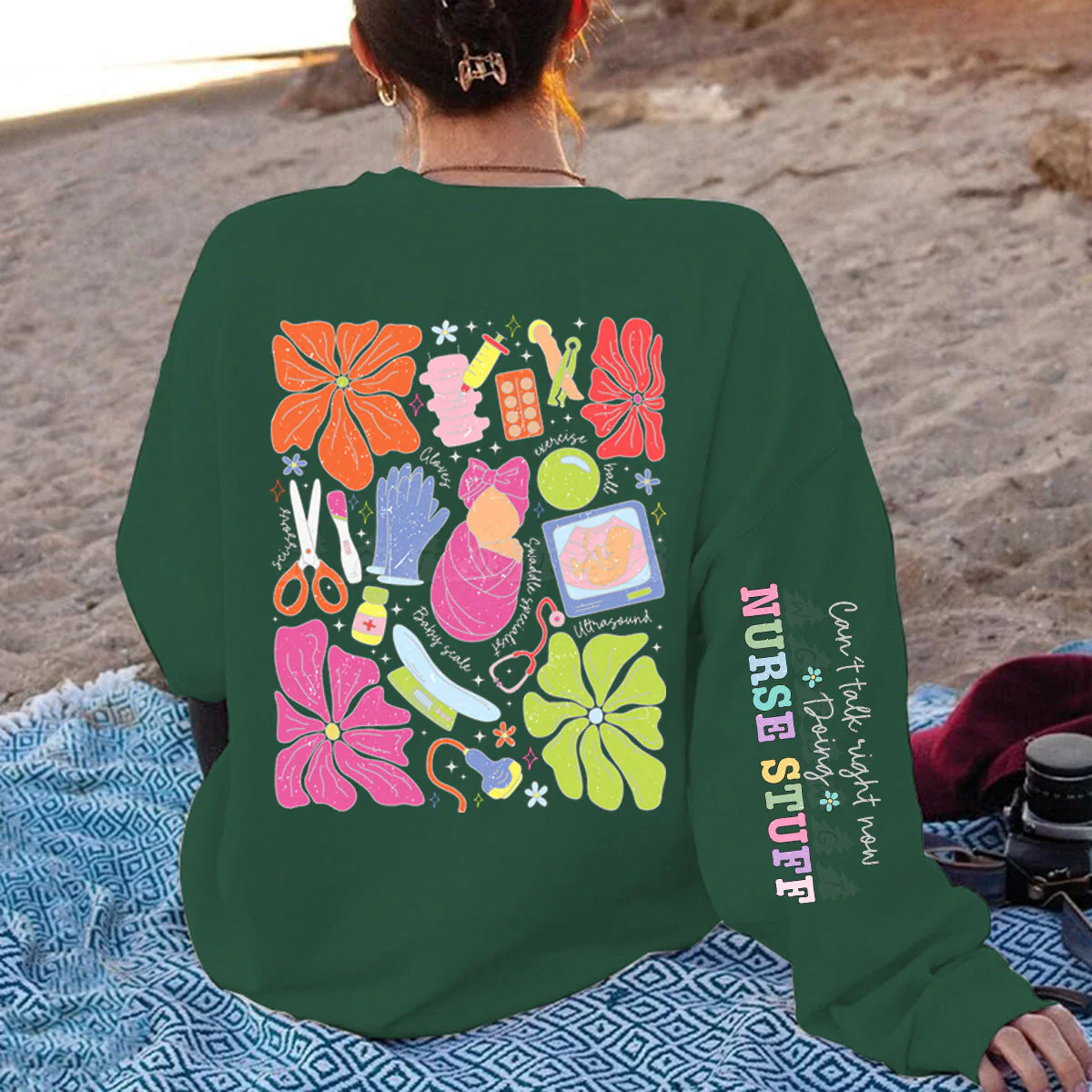 Damen Sweatshirt mit buntem Grafikdesign und originellem Pflege-Motiv - Image 10
