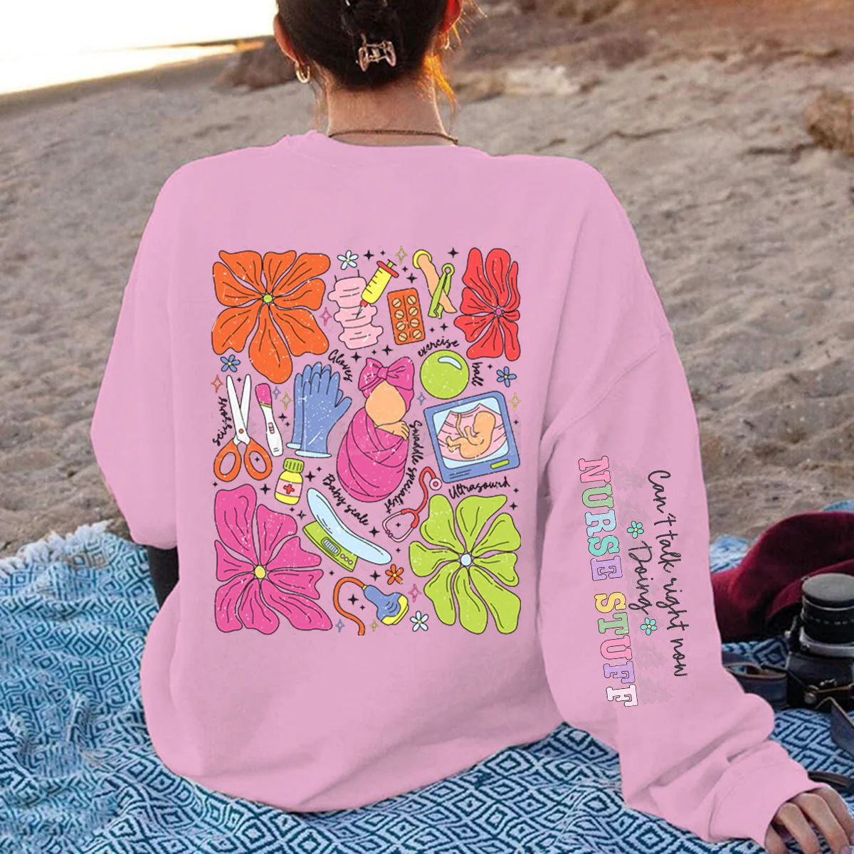 Damen Sweatshirt mit buntem Grafikdesign und originellem Pflege-Motiv - Image 11