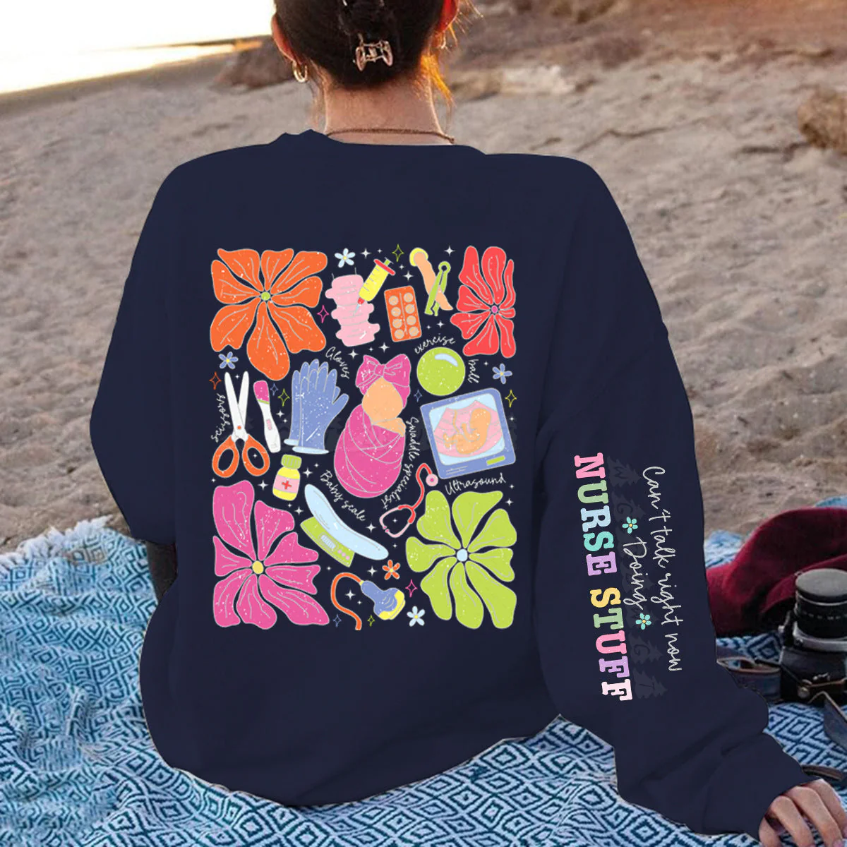 Damen Sweatshirt mit buntem Grafikdesign und originellem Pflege-Motiv - Image 12