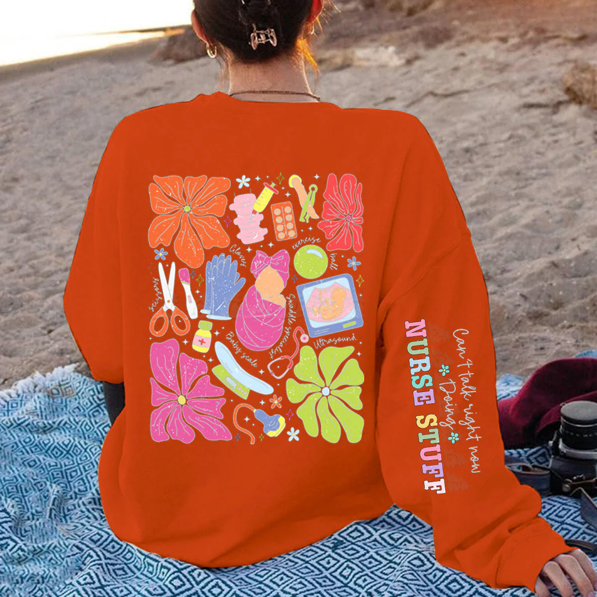 Damen Sweatshirt mit buntem Grafikdesign und originellem Pflege-Motiv - Image 6