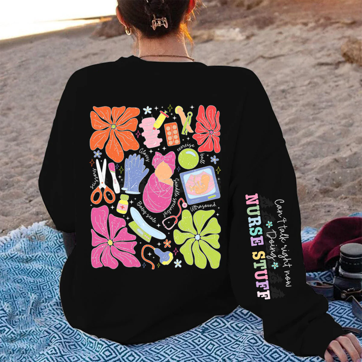 Damen Sweatshirt mit buntem Grafikdesign und originellem Pflege-Motiv - Image 8