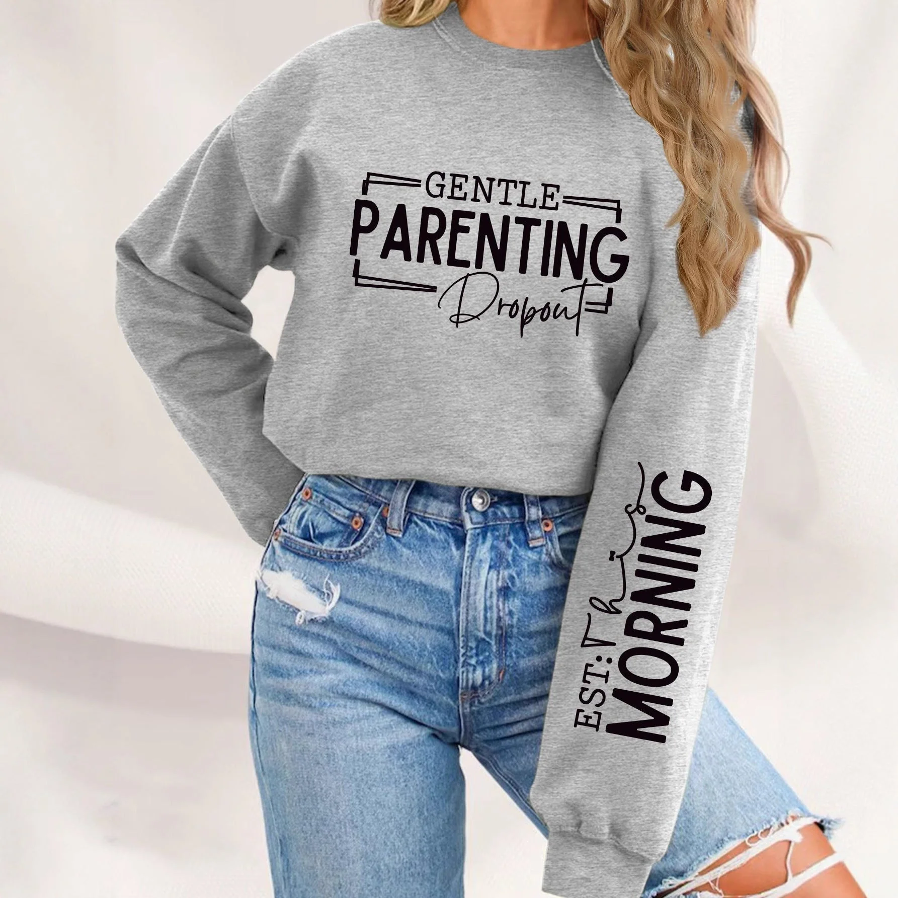 Damen Sweatshirt mit einzigartigem aufgedrucktem Elternschaftsmotiv und lässigem Schnitt - Image 3