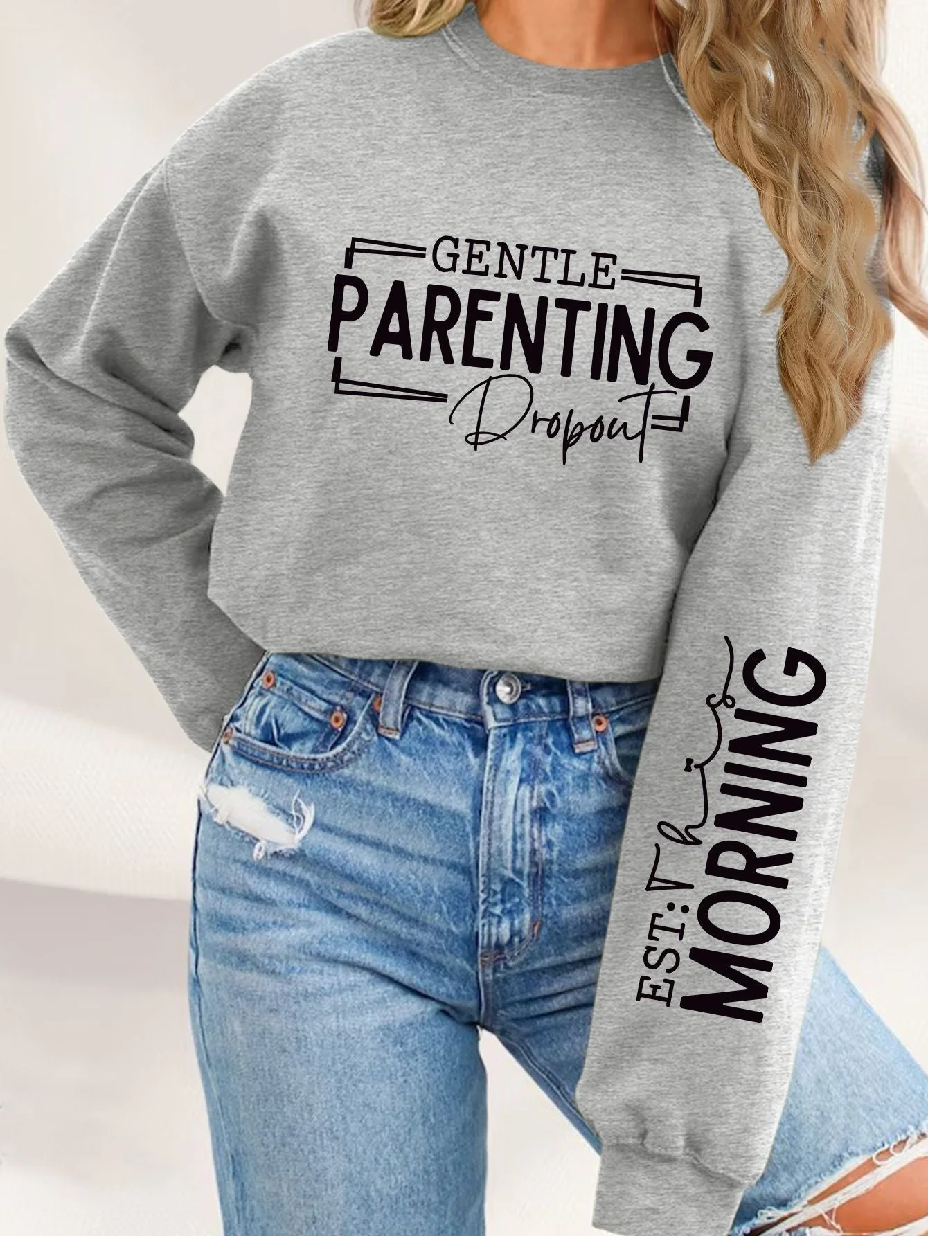 Damen Sweatshirt mit einzigartigem aufgedrucktem Elternschaftsmotiv und lässigem Schnitt - Image 7