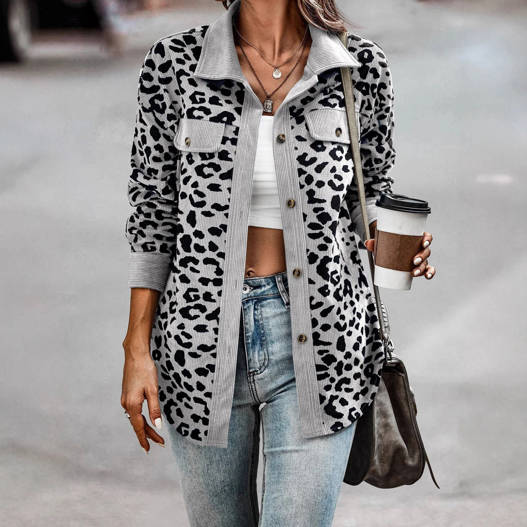 Damen Trendige Kordjacke mit Leo-Print und Brusttaschen - Image 2